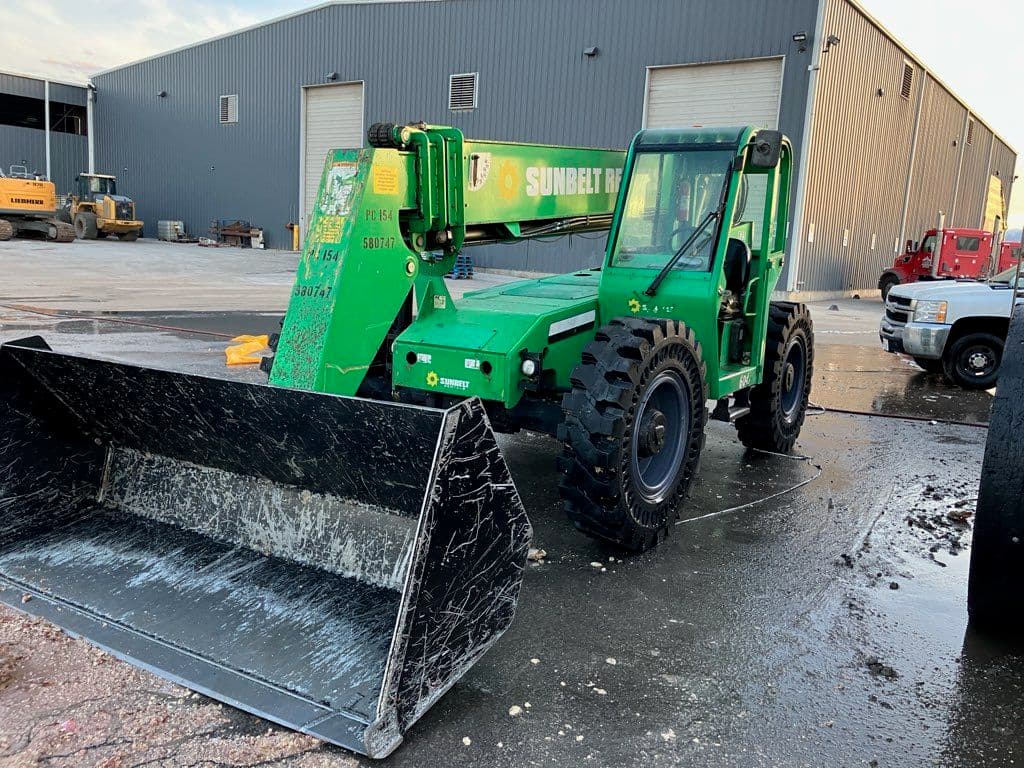 Gallery photos for Clean-up Duty for a Heavy-Lifting Flour Loader: Image #8