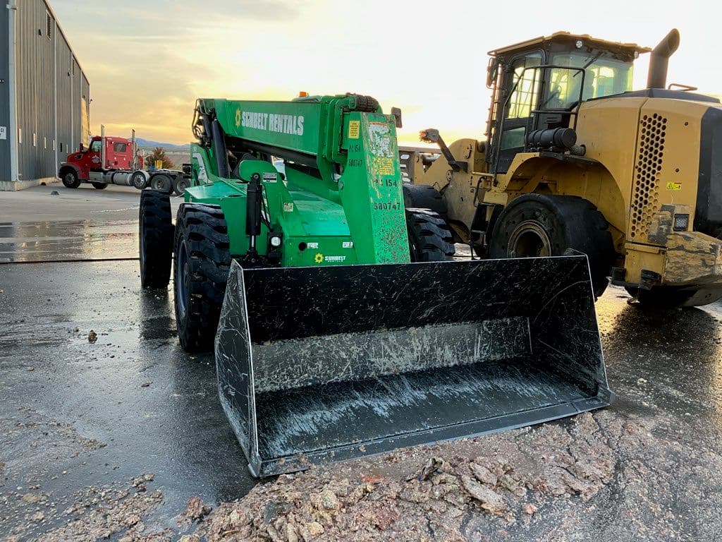 Gallery photos for Clean-up Duty for a Heavy-Lifting Flour Loader: Image #7