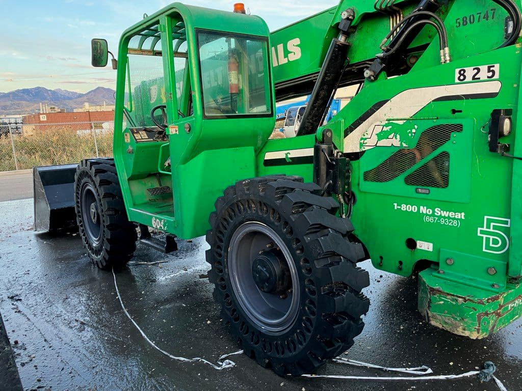 Gallery photos for Clean-up Duty for a Heavy-Lifting Flour Loader: Image #6