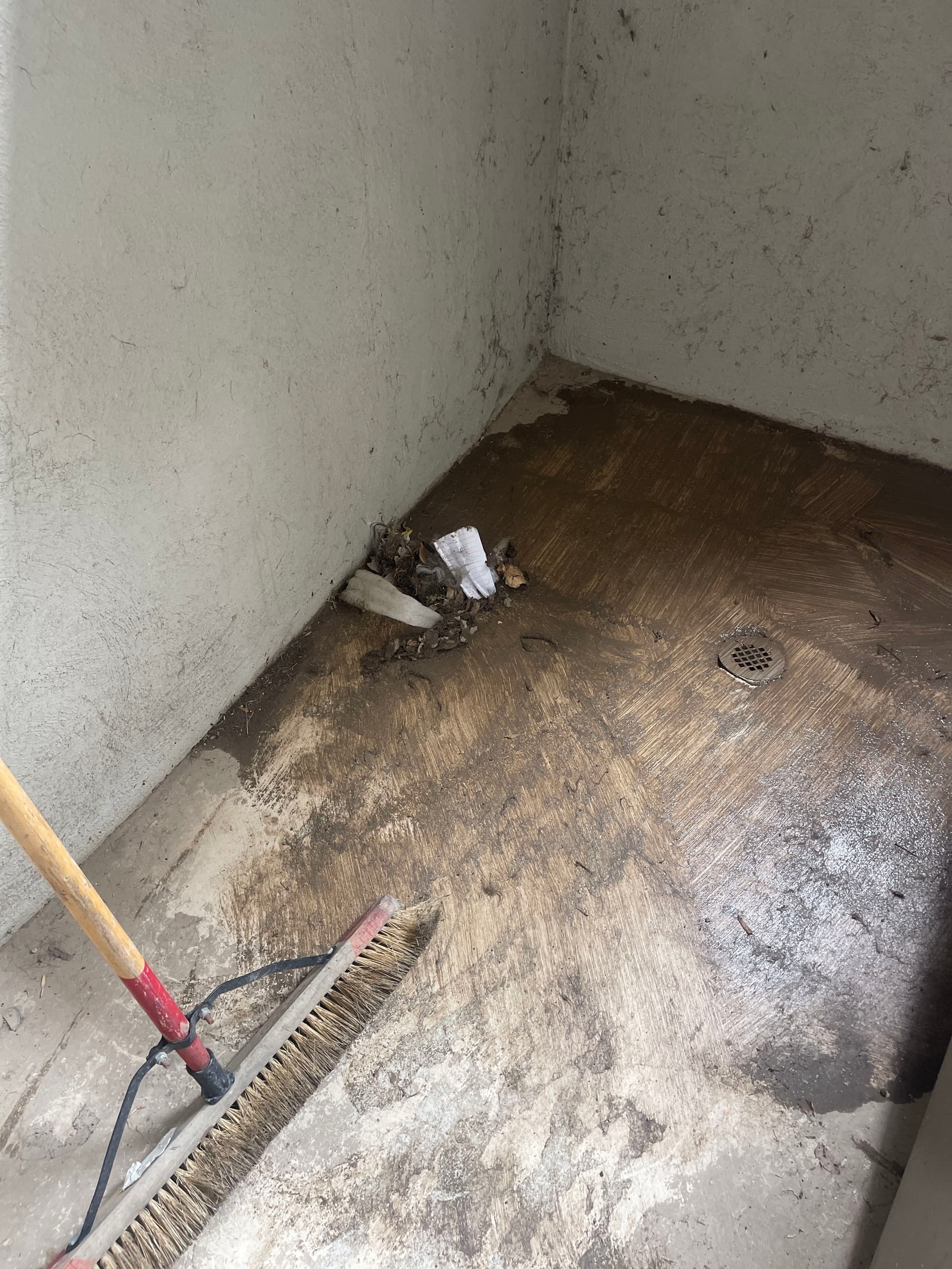 Gallery photos for Apartment Breezeway Pressure Washing and High Dusting in Bountiful: Image #6